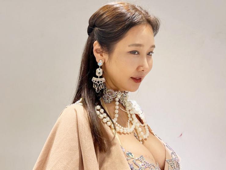 Nữ nha sĩ Hàn Quốc 53 tuổi tiết lộ vòng 1 để chiều lòng bạn trẻ