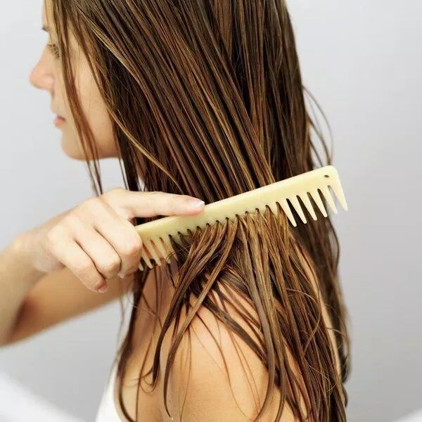 Thành lập khuôn mẫu tóc sau khi gội xong (Nguồn: Internet)