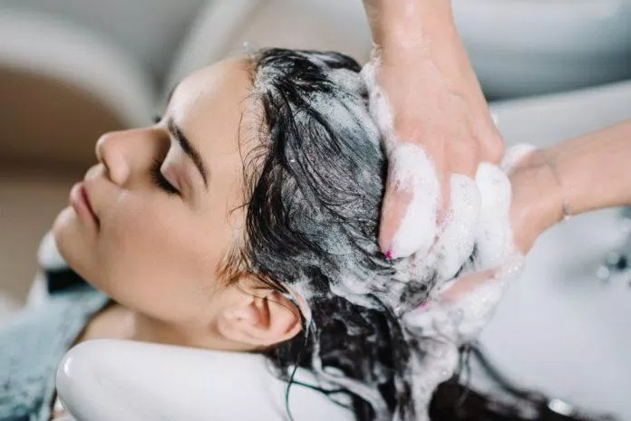 Chăm sóc tóc bằng cách chọn dầu gội-xả phù hợp (Nguồn: Internet)