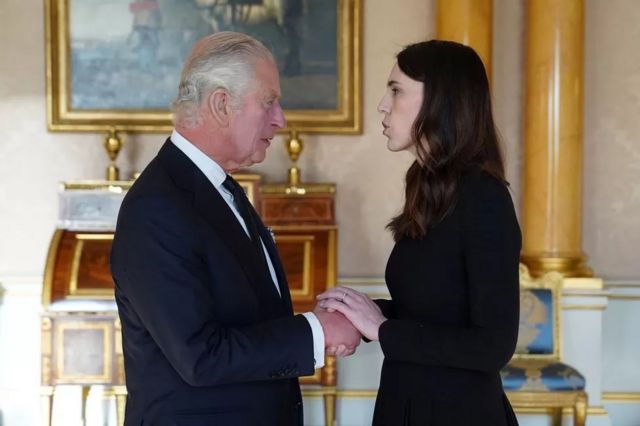 Vua Charles III nói chuyện với Thủ tướng New Zealand Jacinda Ardern