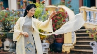 Hoa hậu Ngọc Hân khoe sắc cùng thiết kế áo dài ở nhà cổ miền Tây