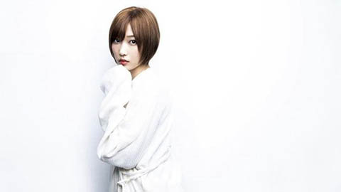 Nữ ca sĩ xinh đẹp Nhật Bản bỏ hát, làm tiếp viên uống rượu