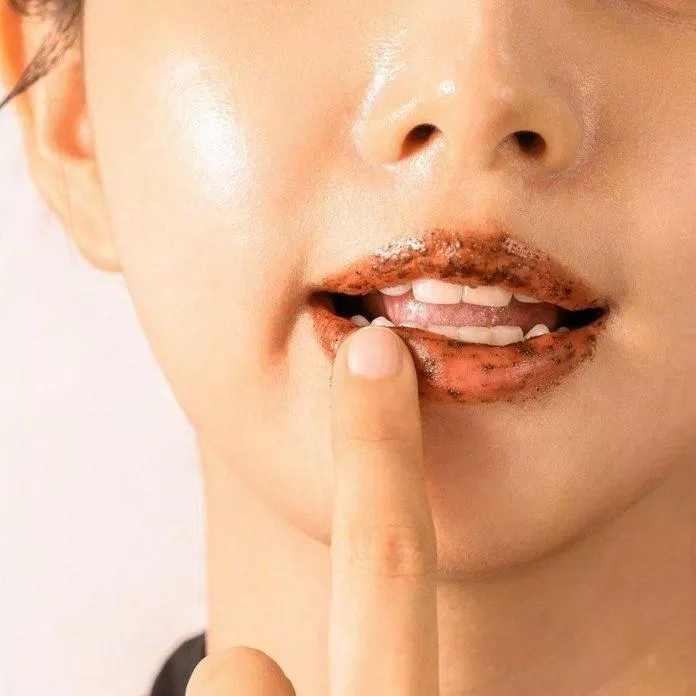 Đừng quên tẩy da chết để môi luôn mềm mại và mành màng nhé (nguồn: internet)
