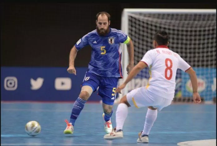 Fixo số 5 Arthur Oliviera của tuyển Futsal Nhật Bản ra sân các tuyển thủ Futsal Việt Nam (Ảnh: Internet)