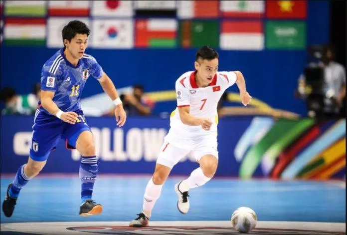 Futsal cầu thủ Việt Nam khu vực lên nhằm mục đích tái đấu thế trận ở hiệp 2 (Ảnh: Internet)