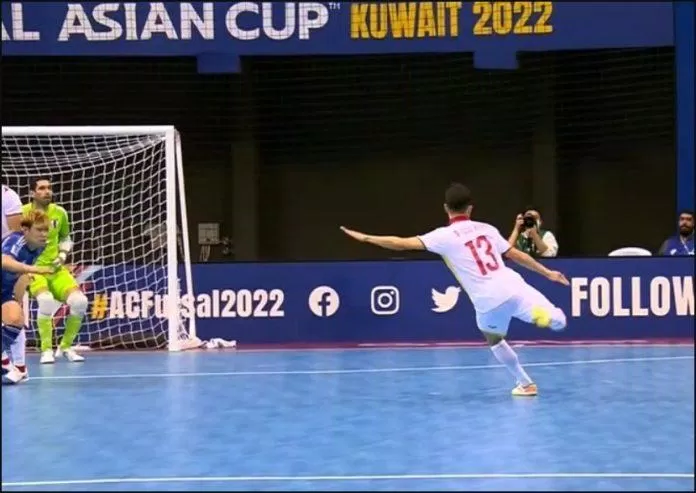 Nhan Gia Hưng (fixo số 13) và các pha lên công về thủ toàn lực của tuyển Futsal Việt Nam (Ảnh: Internet)