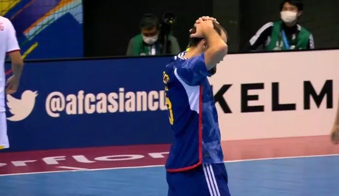 Cầu thủ hay nhất bên tuyển Futsal Nhật Bản tiếc nuối sau những pha cản phá không tưởng của Hồ Văn Ý (Ảnh: Internet)