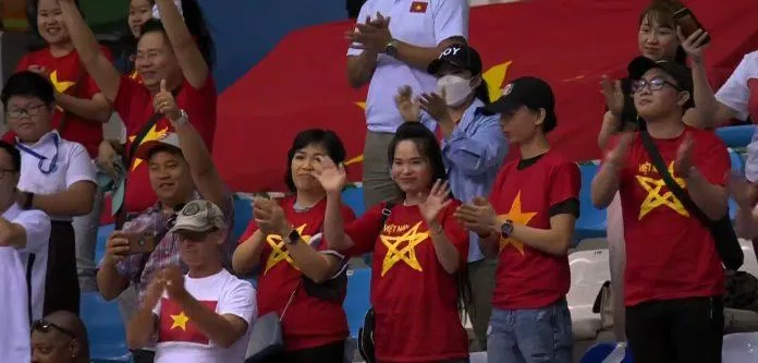 Số ít giả Việt Nam đến sân đấu tay không vì các thần thủ sau khi trận đấu kết thúc (Ảnh: Internet)