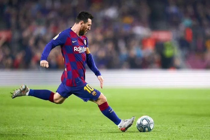 Messi từng ghi 50 bàn từ chấm đá phạt trực tiếp trong áo màu của Barca (Ảnh: Internet)