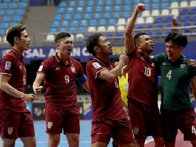Các cầu thủ Futsal Thái Lan ăn mừng sau khi thắng ở những cuối cùng của kịch bản tính (Ảnh: Internet)