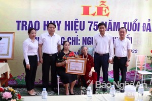 Trưởng ban Nội chính trao Huy hiệu 75 năm tuổi Đảng tại Đô Lương